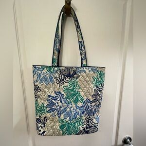 Vera Bradley retired Women's Quilted Vera Tote Bag in Santiago Handbag